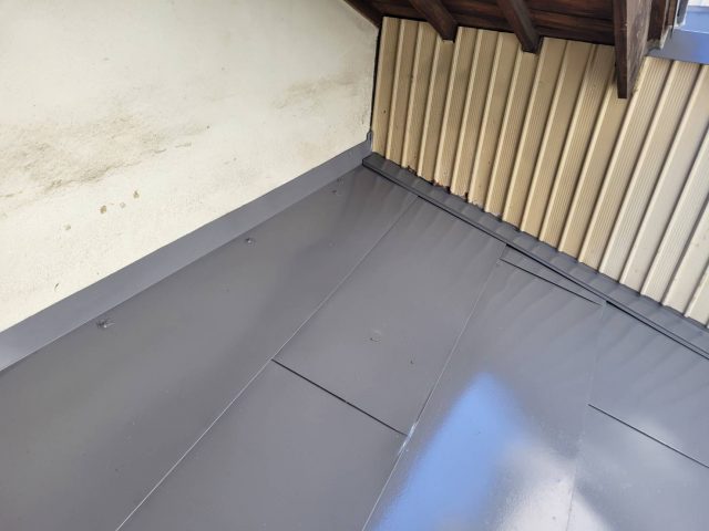 A邸葺替え_トタン屋根_取り合い部上塗り