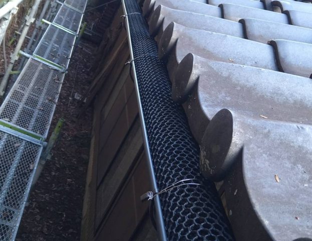 下條村S邸落ち葉除けネット取付