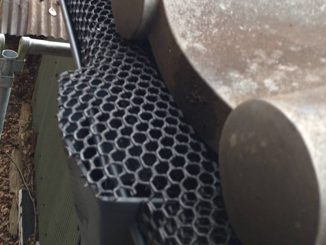 下條村S邸集水器に落ち葉除けネット取付