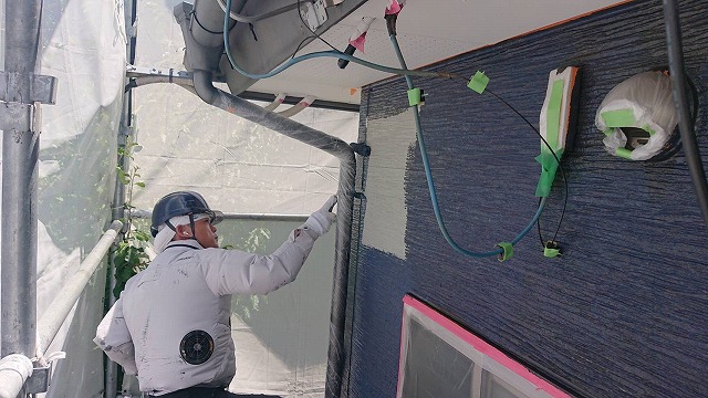 伊那市整体院外壁屋根塗装外壁中塗り1