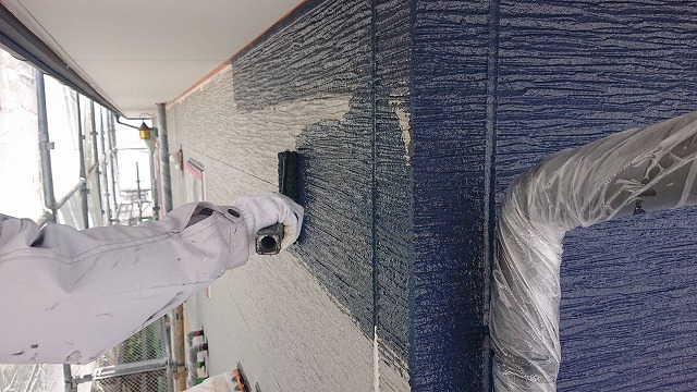 伊那市整体院外壁屋根塗装外壁中塗り2