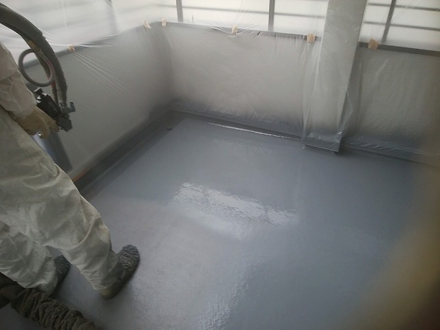 超速硬化ウレタンスプレーウレタンスプレーしています