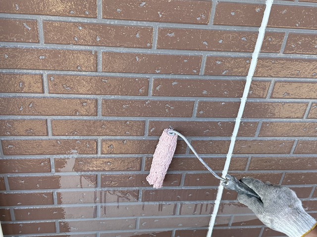 外壁塗装工事のタイル調サイディングへの「エポパワーシーラー」を用いた下塗り