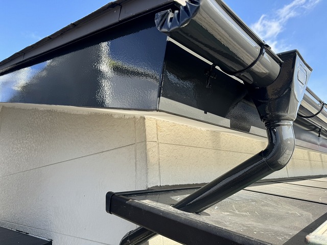 外壁塗装と並行して行った破風や鼻隠しへの塗装の様子