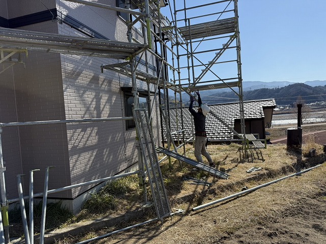 外壁塗装工事のすべての工程が完了して足場を解体している状況