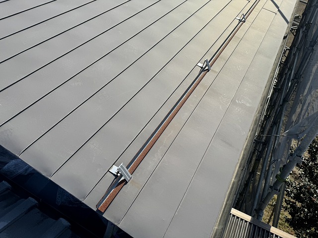 住宅の金属屋が激しく色あせている状況