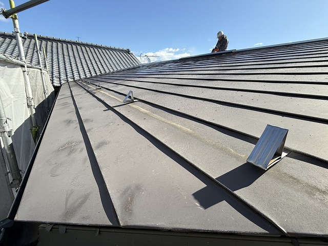 屋根塗装工事の高圧洗浄で劣化した塗膜やサビなどを除去