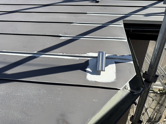 金属屋根塗装工事の雪止め金具周辺へのハケ塗り