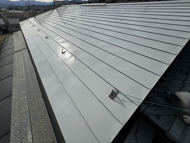 金属屋根塗装工事の仕上げ塗装が完了