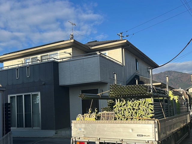 住宅のスレート屋根に対して行う塗装工事の足場搬入車両の横付け