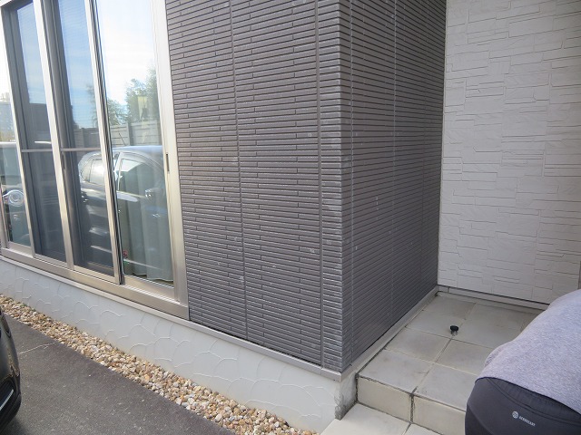 サイディング外壁の全体的な色あせを確認した現場調査