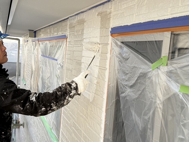 サイディング外壁塗装工事の無機フッ素塗料によるローラー中塗り