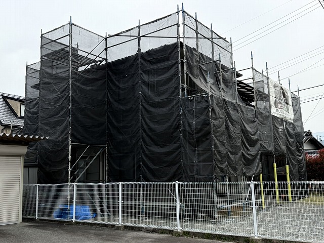 金属屋根塗装工事のための足場にメッシュシート張り