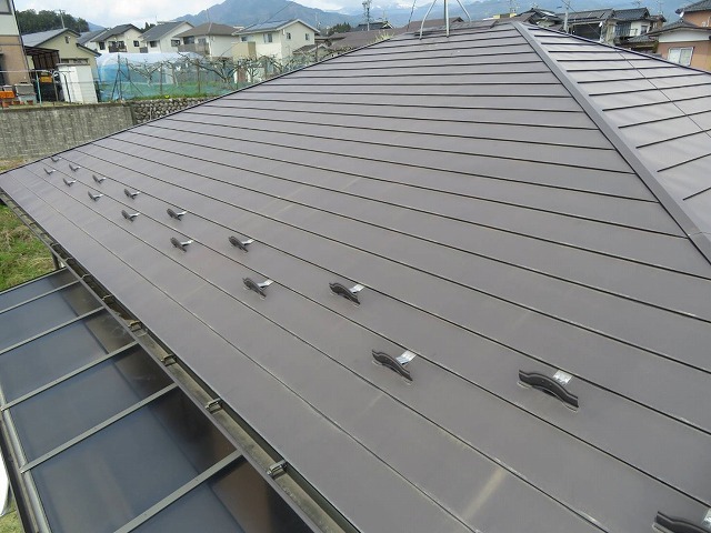 住宅の無料点検で経年劣化による金属屋根の色あせを確認