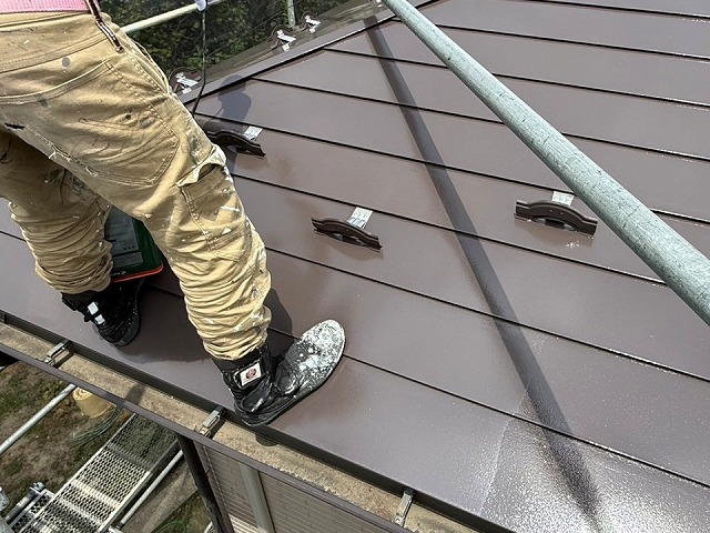 金属屋根塗装工事の屋根用遮熱フッ素塗料を用いた上塗り工程