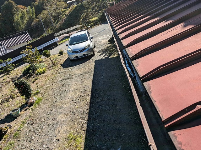無料点検で雨樋の変形により雨水がたまっている状況を確認