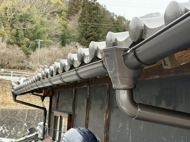 雨樋交換工事で軒樋に集水器を設置した状況