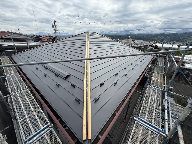 SGL鋼板による屋根カバー工事の隅棟への下地材取り付け状況