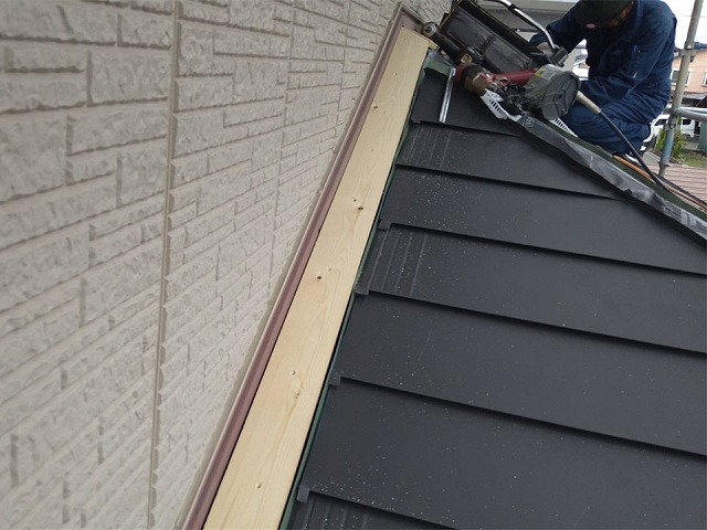 下屋根と外壁との取り合い部へ雨押え板金の下地を取り付け