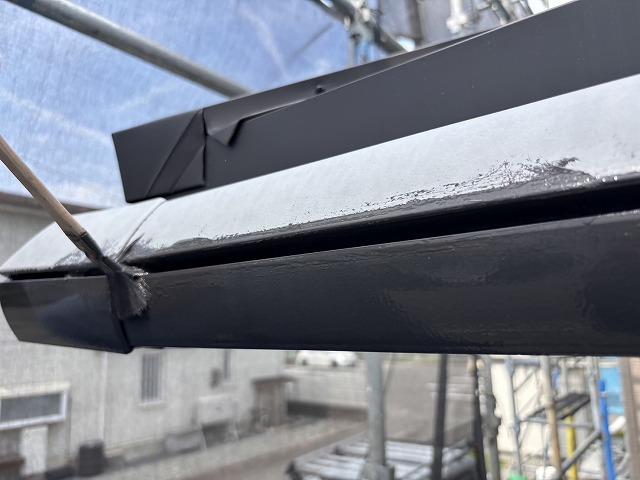 屋根カバー工事とまとめて行った雨樋塗装のハケ塗りの様子