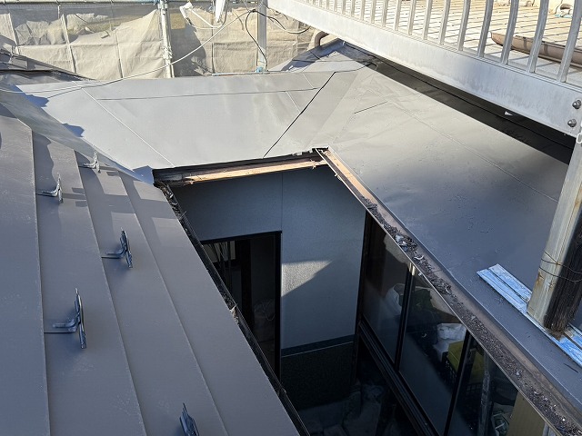 板金屋根にチャコール色で塗装メンテナンス