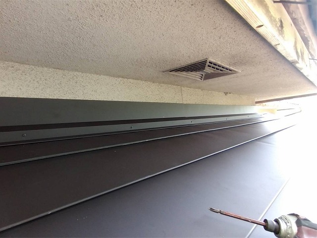 外壁との取り合い部に雨押え板金を取り付けている施工状況