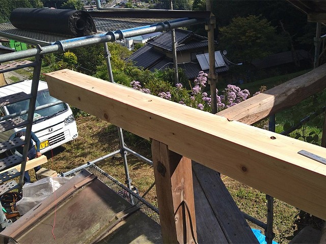 柱の上に据え付けられた新設の軒桁材