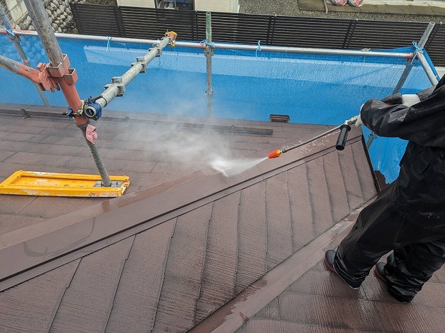 コロニアル屋根の汚れや劣化した塗膜などの洗浄