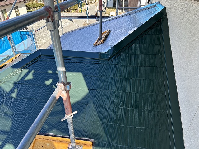 下屋根塗装工事の中塗り完了状況