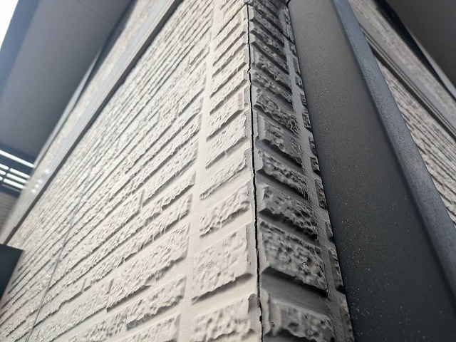 サイディング外壁の出隅役物に経年劣化でひび割れが発生