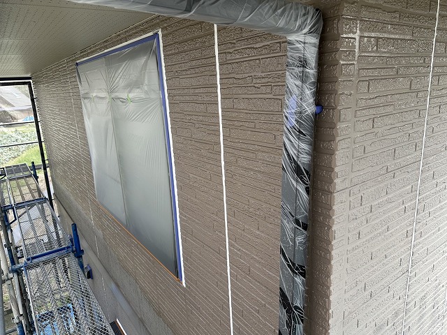 サイディング外壁塗装工事3回塗り工程の下塗りが完了した状況