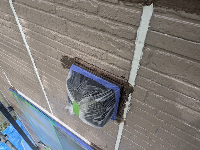 サイディング外壁塗装工事の換気フード周囲へのハケ入れ