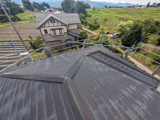 屋根カバー工法リフォームを行う住宅の施工前状況