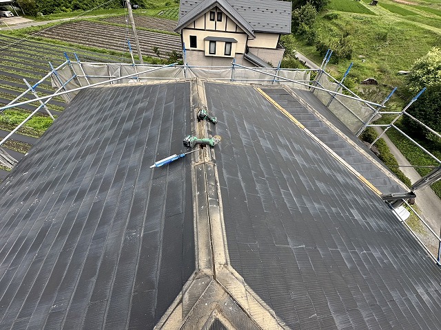 屋根カバー工法リフォームで屋根の棟板金と貫板の取り外し状況