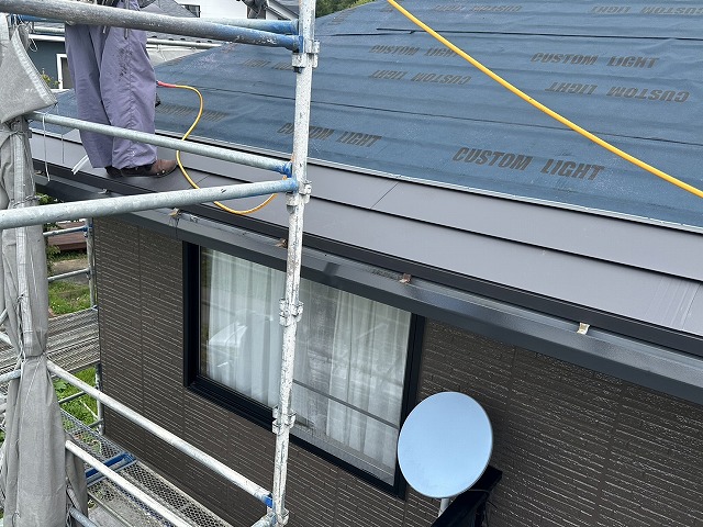 屋根カバー工事で軒先水切りの設置後にガルバリウム鋼板施工