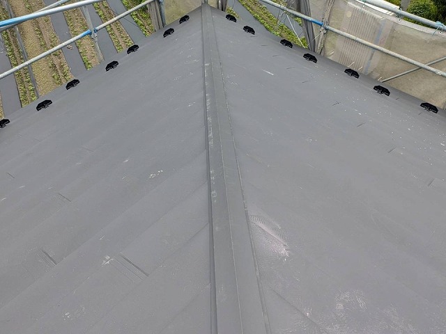 ガルバリウム鋼板屋を用いたカバー工事で隅棟への棟板金設置が完了