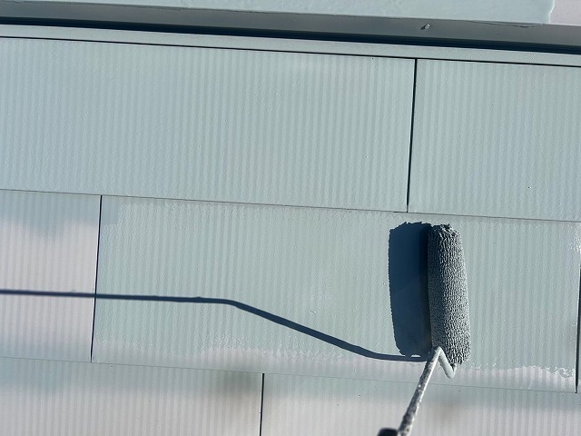 金属屋根塗装工事の3回塗り工程の中塗り施工状況