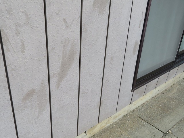 金属サイディングの表面塗装に激しい色あせを確認した現場調査