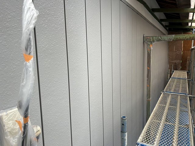 外壁塗装工事の金属サイディングに対するサビ止め塗料による下塗りが完了