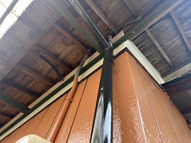 外壁塗装工事の竪樋への塗装工程