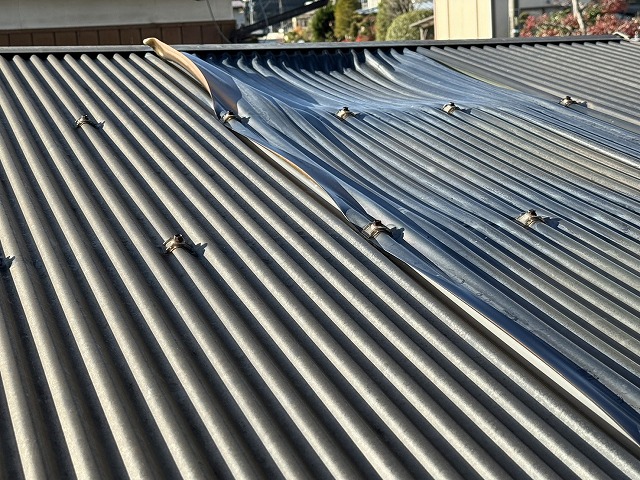 住宅のカーポートのポリカ屋根に変形や変色などのダメージを確認した現場調査