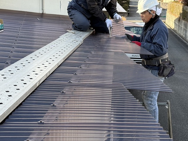 倉庫波板屋根張り替え工事でポリカ波板軒先部分への墨出し