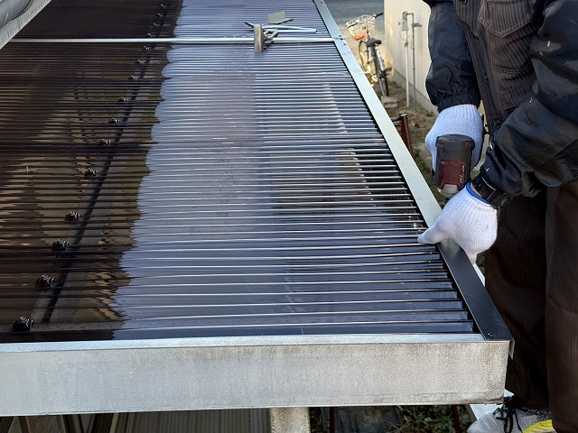ベランダ屋根のポリカ波板張り替え後に板金役物を取り付けている状況