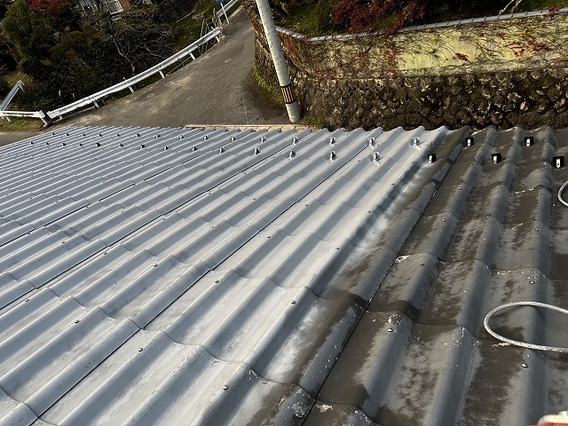 スレート瓦塗装工事のサーモテックシーラーによる下塗り施工