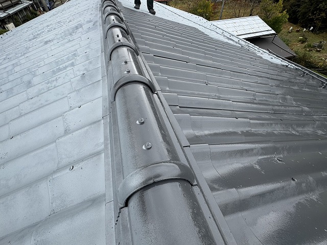 スレート瓦への塗装工事でスーパーシャネツサーモSiを用いた中塗り施工