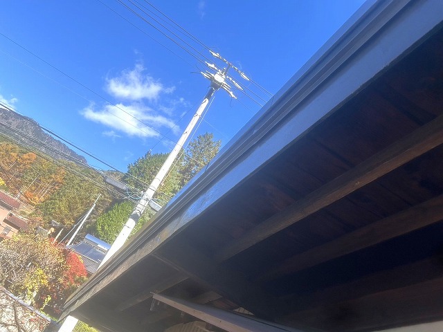 屋根塗り替え工事で破風板への塗装が完了した状況