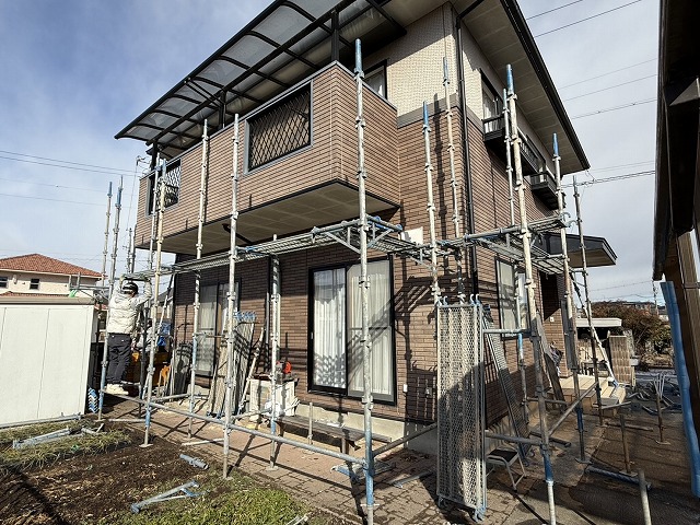 横葺きトタン屋根塗装工事でくさび緊結式足場の組み立て