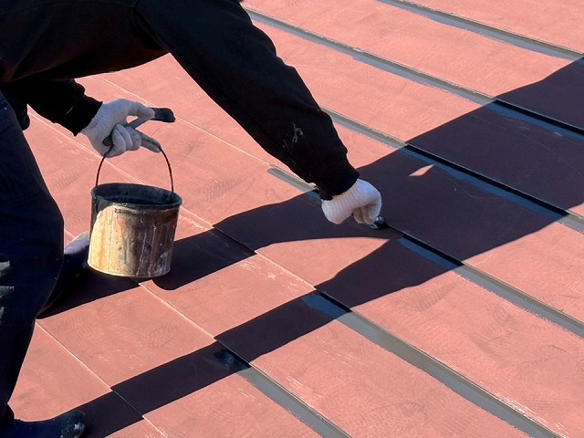 遮熱塗料「シャネツトップワンSi-JY」を用いた横葺きトタン屋根の重なり部分への塗装