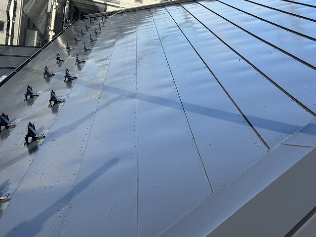 横葺きトタン屋根塗装工事のシャネツトップワンを用いた2回目上塗りが完了