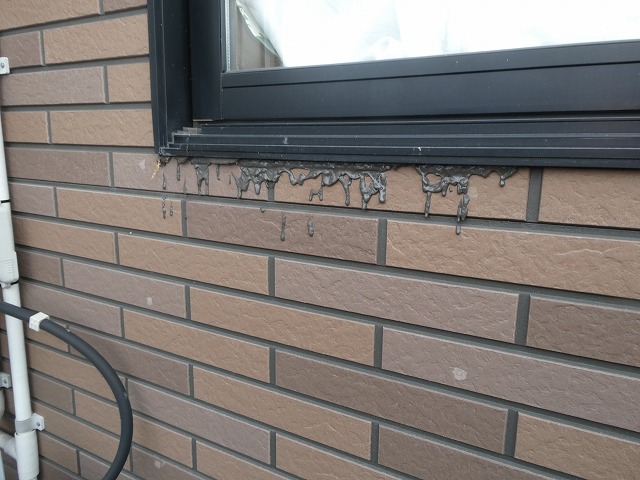 サッシまわりのコーキングに軟化が生じている様子